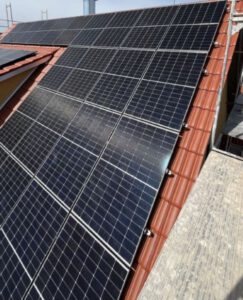 Bild einer Photovoltaikanlage auf einem Hausdach mit Gaube